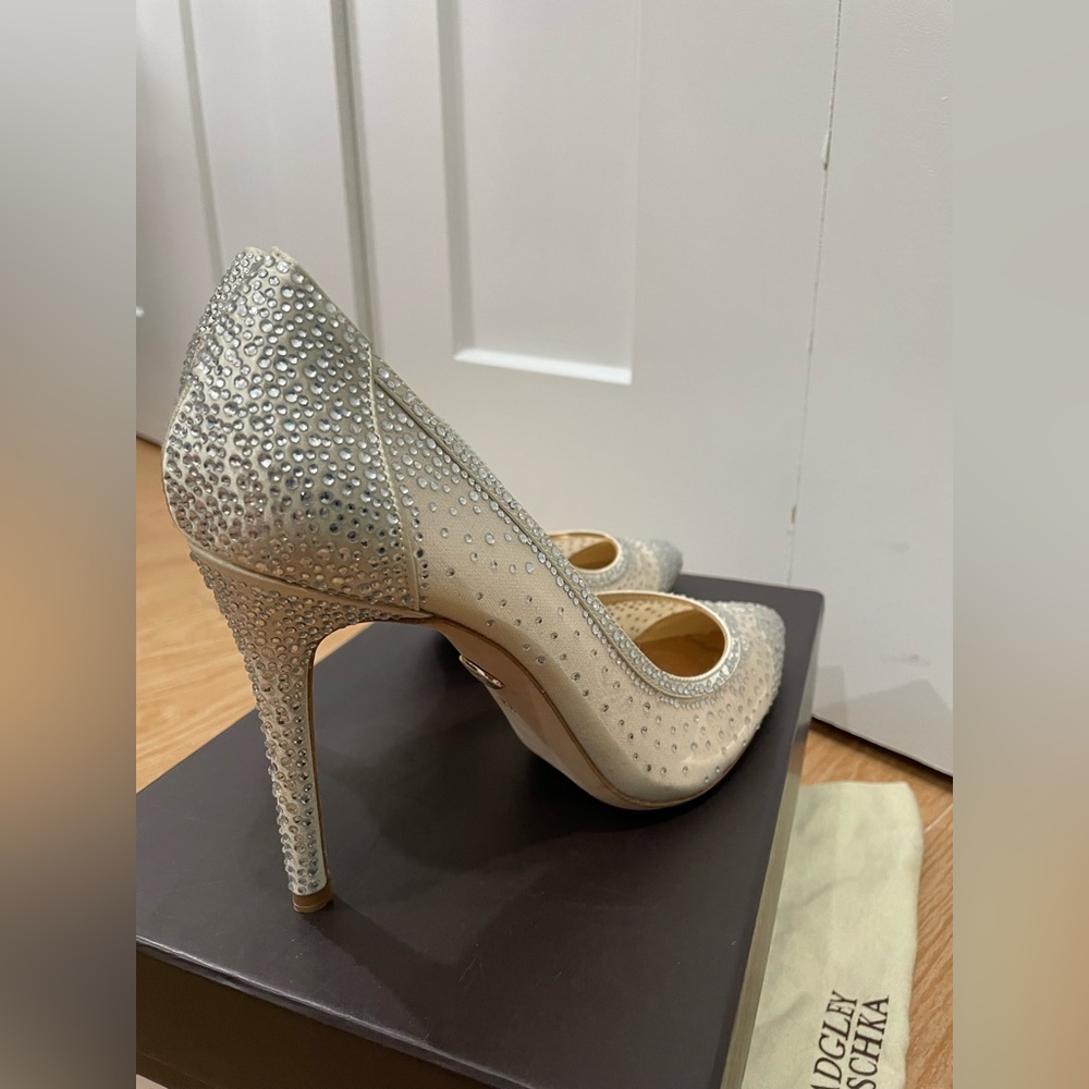 BADGLEY MISCHKA Weslee Pointed Toe Pump Heels Ivory Satin 8.5 - Picture 7 of 11